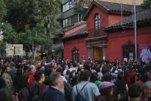 VIDEO| Joan Jara congregó a cientos de personas en conmovedora despedida