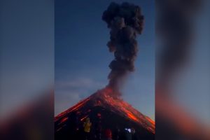 VIDEO| Volcán Etna hace erupción y lanza columna de 45.000 metros