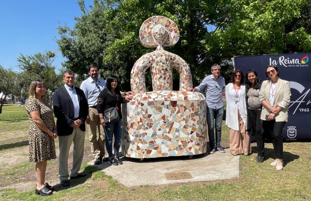 Parque Padre Hurtado tiene nueva escultura: Refleja «cómo se va componiendo la mujer a lo largo de su vida»