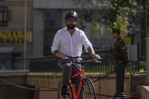 “Soltero empoderado”: Boric recibe hilarantes comentarios por subir al cerro en bicicleta