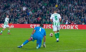 VIDEO| Así fue la espectacular atajada que lesionó a Claudio Bravo en el Real Betis