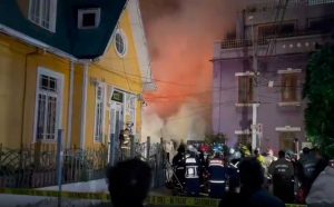 VIDEO| Incendio en Valparaíso amenaza el conocido Hotel Brighton de Paseo Atkinson