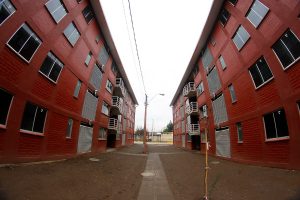 Lucha frontal contra asbesto: Removerán techumbres a 1000 blocks de viviendas sociales