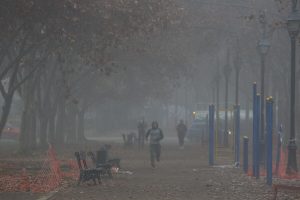 Santiago pasará de la niebla al calor en un lunes donde regresan las precipitaciones al país