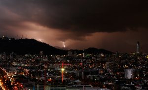 Vuelve la lluvia a la Región Metropolitana: Podría repetirse evento de tormentas eléctricas