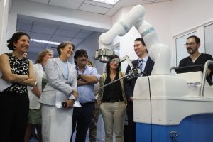 Buscan reducir listas de espera: Presentan plataforma robótica para cirugías abdominales