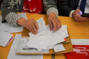 Viejo Pascuero con nuevos ayudantes: Adultos mayores leerán 15.000 cartas de niños en Correos