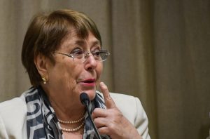 Bachelet y llamado de Piñera en el estallido por proyecto constitucional: Dije "pasó la vieja"