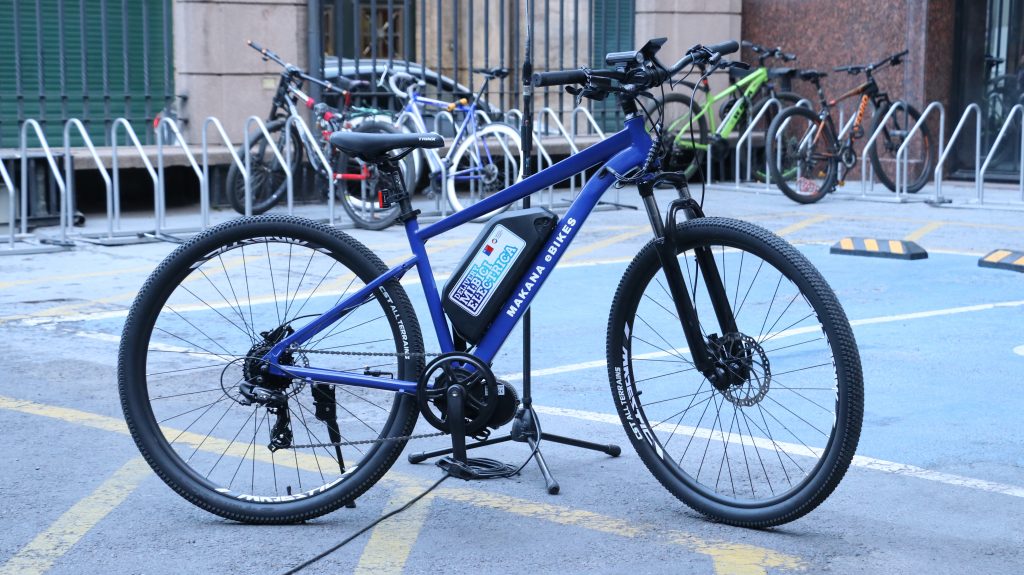 Lucha ambiental contra bicis mosquito: Plan piloto da a repartidores bicicletas eléctricas
