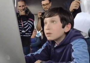VIDEO| Niño se viraliza tras buscar registro de Messi para inaugurar el internet de su colegio