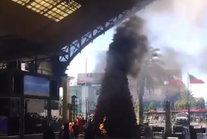 VIDEO| Sujetos prenden fuego a árbol gigante de Navidad en Estación Central: 4 detenidos