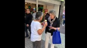 VIDEO| Casi a los 90 años Fanny Pollarolo sale a la calle y llama a votar En contra
