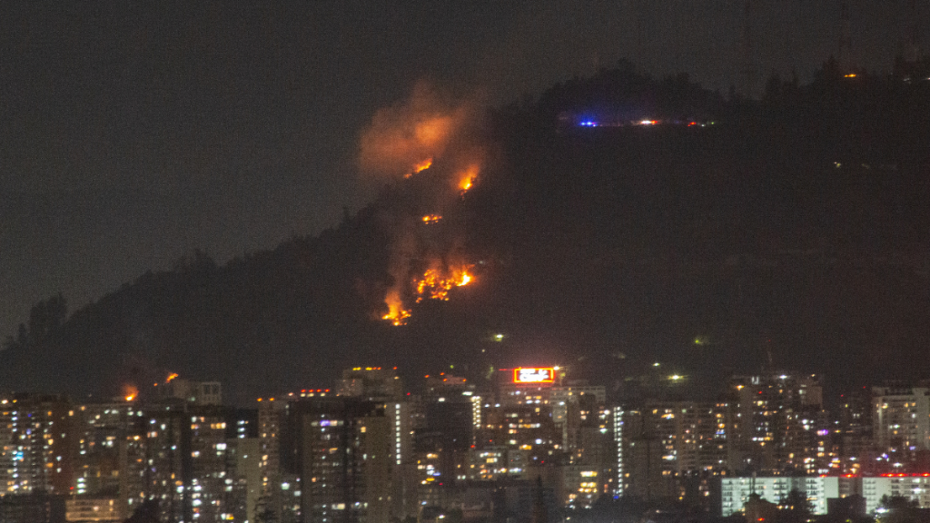 Alcalde Jadue se querella por incendio en Cerro San Cristóbal: «Origen del fuego no está claro»