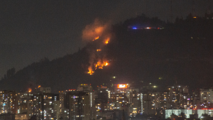 Alcalde Jadue se querella por incendio en Cerro San Cristóbal: "Origen del fuego no está claro"