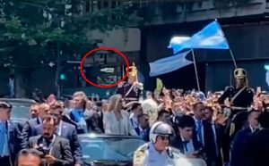 VIDEO| El momento preciso en que le arrojan el botellazo a Javier Milei en Argentina