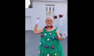 VIDEO| Adulta mayor vestida de árbol de Pascua la rompe en Instagram con particular bailee