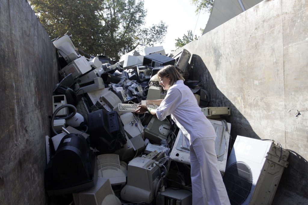 Impresoras, celulares, cables: Retirarán residuos electrónicos gratis en hogares de Chile