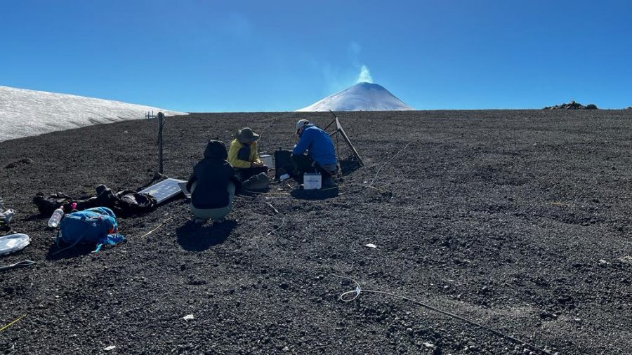 Volcanes más activos de Chile ahora serán monitoreados con nueva tecnología electromagnética