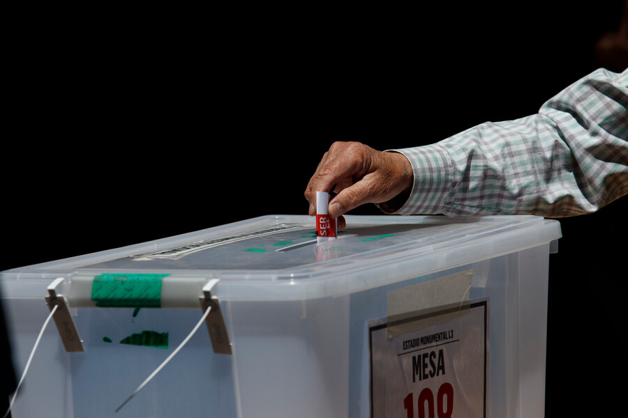 Proponen que hijos de chilenos nacidos en extranjero voten sin avecindamiento en Chile