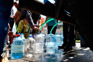 Crisis del agua en Antofagasta: Piden Estado de Catástrofe y Luksic dona 34.000 litros