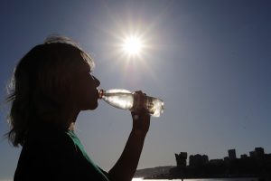 Expertos detallan por qué y cómo debemos hidratarnos para enfrentar las olas de calor