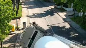 VIDEO| Captan violento choque de un camión con una casa: "Parecía un terremoto"