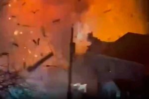 VIDEO| El instante preciso de explosión que destruyó casa en EE.UU.: Hubo disparos a policía