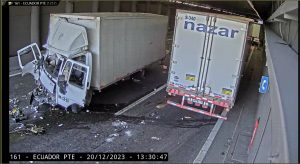 Otra vez en túnel de General Velásquez: Corte total de tránsito por grave choque de camiones