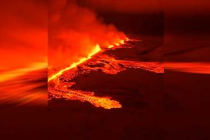VIDEO| Islandia: Autoridades aseguran que volcán que erupcionó está bajando su intensidad