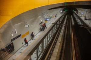 Metro restablece el servicio en Línea 4 luego de cerrar varias estaciones por persona en las vías