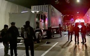Ruta 68 cortada tras grave siniestro vial: Dos camiones y un bus impactan dentro de Túnel Zapata