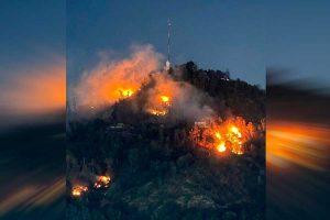 VIDEO| Incendio en cerro San Cristóbal: Indicios de intencionalidad y peligro de reactivación