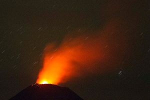 “Notable incremento en el tremor de fondo”: Sernageomin actualiza estado de volcán Villarrica