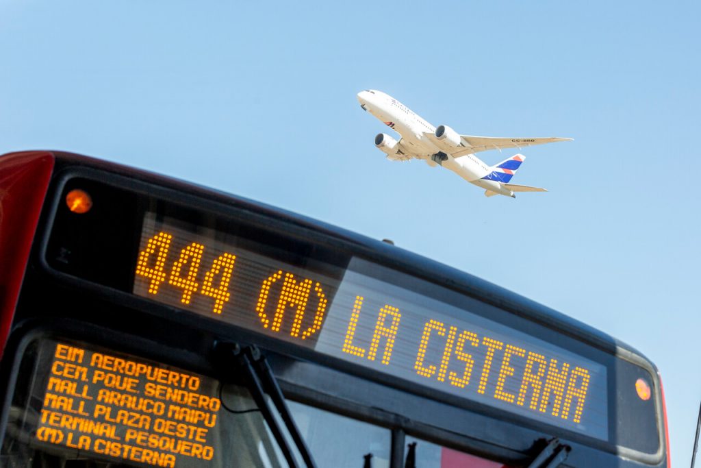 Recorrido 444 desde el Aeropuerto: Cruza 5 comunas y conecta con Estación La Cisterna