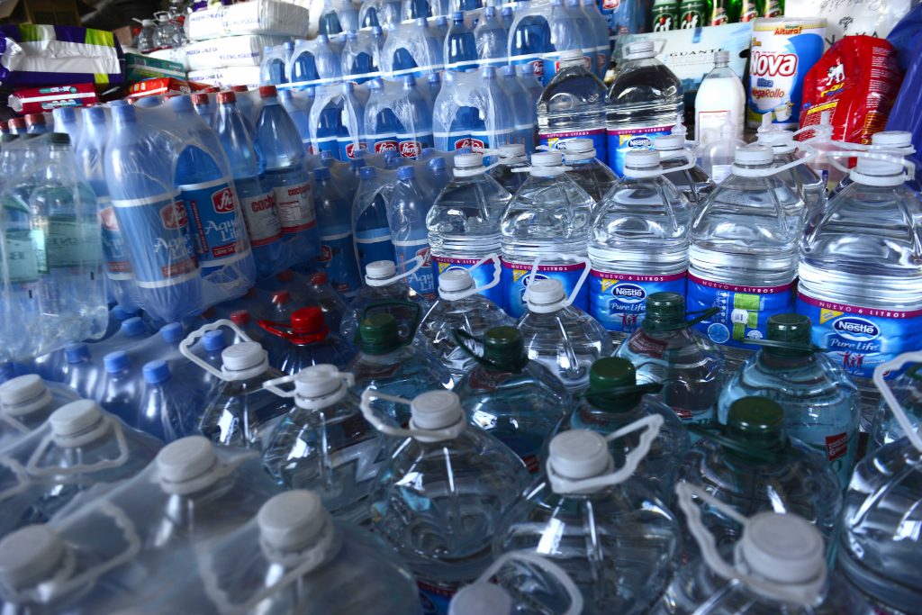 Estudio descubrió presencia de microplásticos en marcas de agua embotellada a la venta en Chile