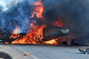 Avioneta de CONAF se siniestró sobre camión cerca de Talca: Piloto falleció tras estrellarse