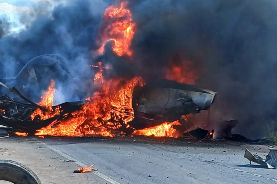 Avioneta de CONAF se siniestró sobre camión cerca de Talca: Piloto falleció tras estrellarse