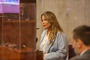 Duras reacciones a rechazo de detención carcelaria de Cathy Barriga por multimillonario fraude