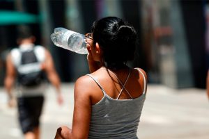 Experto alerta sobre graves riesgos por deshidratación ante crecientes olas de calor