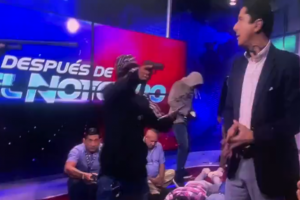 Presidente Noboa visita el canal de televisión de Ecuador que sufrió asalto armado