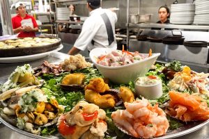 Un faro gastronómico entre bares de Providencia: La carta que trae los sabores del puerto