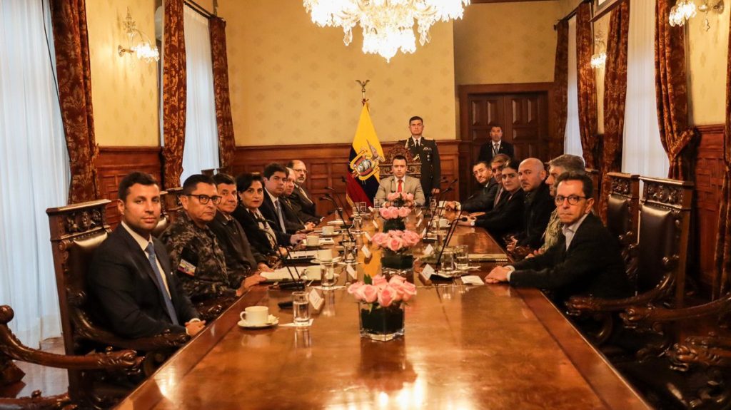Crisis en Ecuador tras ataques masivos de bandas criminales y Presidente declara «conflicto armado interno»