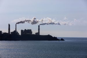 No solo el aire: Termoeléctricas son las que más contaminan el agua con sales nocivas en Chile
