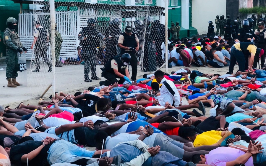 Ecuador controla los motines en siete cárceles y libera a más de 150 rehenes