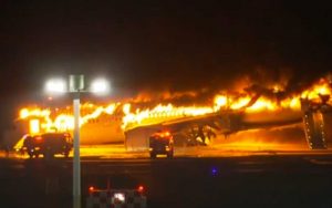 Choque de aviones en Japón: Confirman cinco fallecidos tras impacto y explosión en aeropuerto