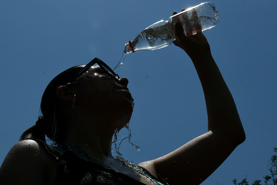 Refugios climáticos: Revisa todos los puntos de hidratación y sombra en centro de Santiago