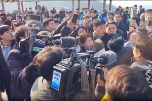 VIDEO| Impacto: Líder de la oposición surcoreana es apuñalado en vivo por la TV