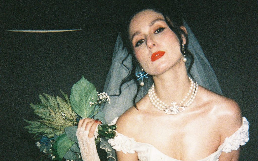 Francisca Valenzuela sorprende mostrándose vestida de novia en nuevo video de su single «Adentro»