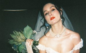 Francisca Valenzuela sorprende mostrándose vestida de novia en nuevo video de su single "Adentro"