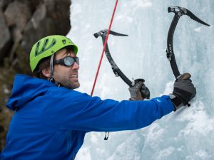 Perdió su visión a los 13 años: Primer ciego en escalar el Everest visitará Chile en marzo